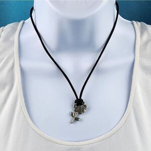 💜PartyLite Pewter Flower Pendant Necklace